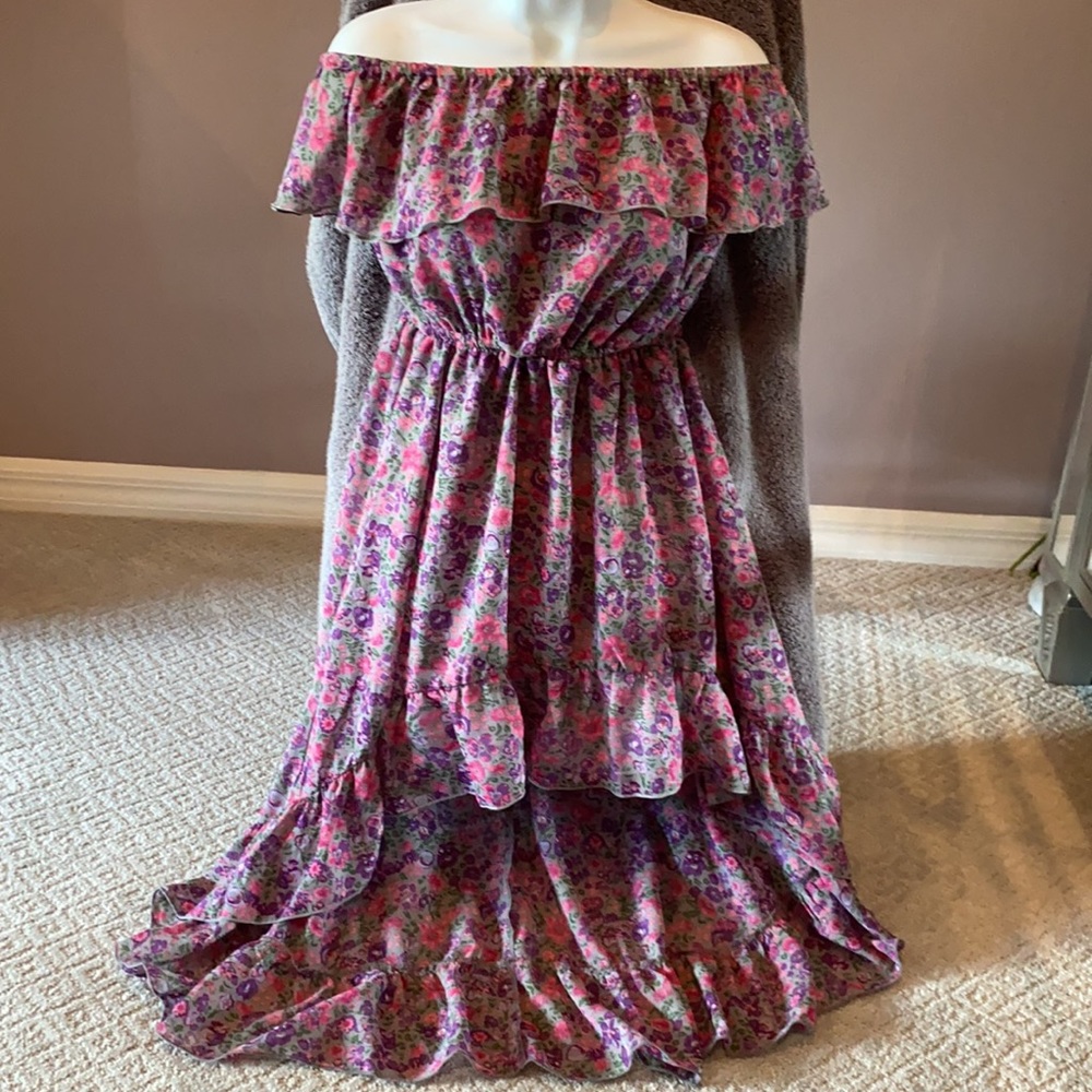 Ali & Kris Off-Shoulder hi-lo dress